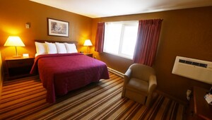 Magnuson Hotel Copper Crown Queen Room